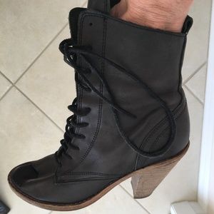 lace up ankle boots